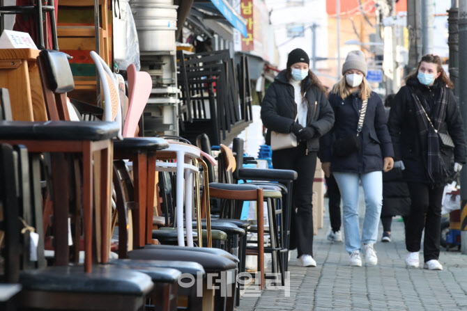 [포토]식당 가구들 쌓인 황학동