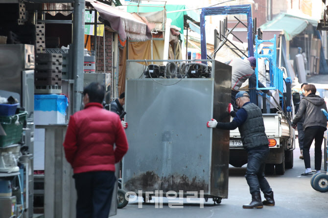 [포토]2차 방역지원금 지급, 쌓여가는 중고 식당 물품들