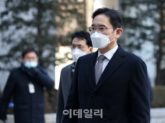 [포토] 이재용, 서울중앙지법 공판 출석