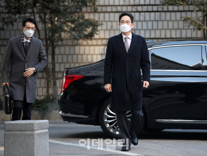 [포토] 이재용 삼성전자 부회장, 서울중앙지법 공판 출석