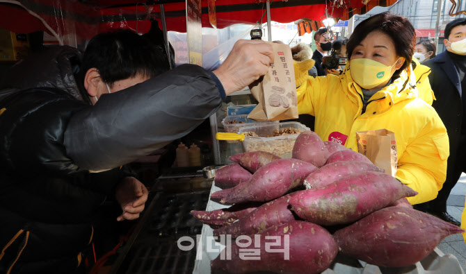 [포토]구로구 유세, '호두과자 구매하는 심상정'