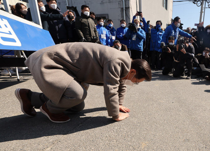 처가서 큰절 올린 이재명, `통합·사드 무용론`…중원 공략 사활(종합)