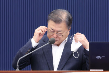 문 대통령 “원전, 향후 60년간 주력 기저전원 활용”
