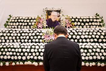 이재명, 초대 문화부 장관 이어령 별세에 조문…"존경하던 분"