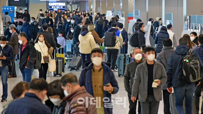[포토]김포공항, 징검다리 연휴 앞두고 북적