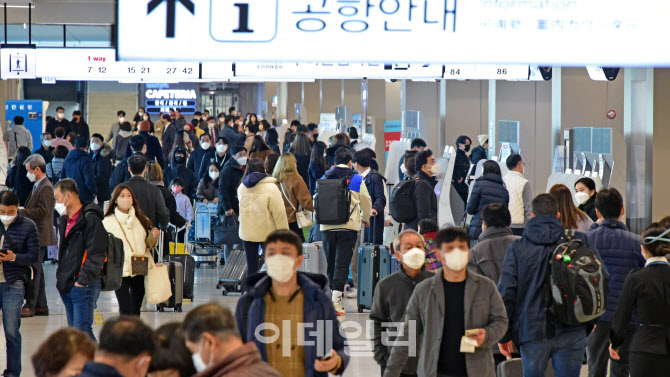 [포토]3.1절 징검다리 연휴 앞두고 북적이는 공항