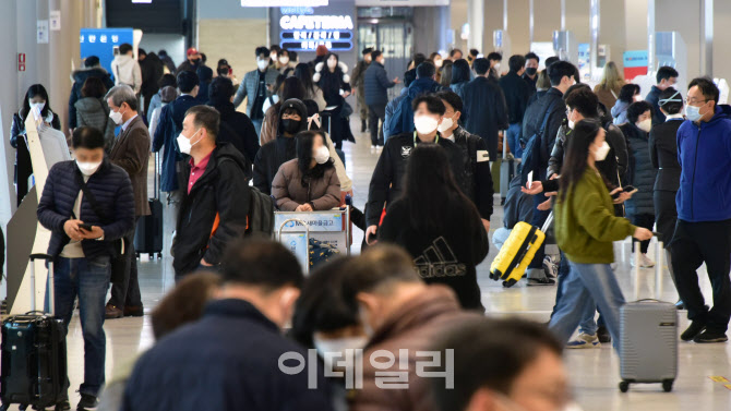 [포토]김포공항, 3.1절 징검다리 연휴 앞두고 북적