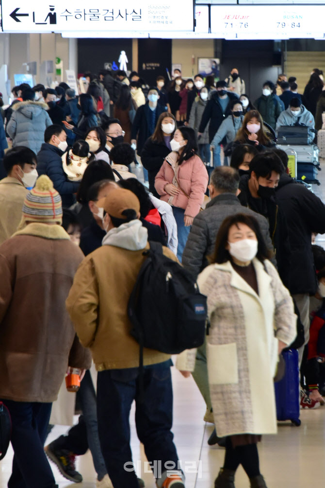 [포토]3.1절 징검다리 연휴 앞두고 북적이는 공항