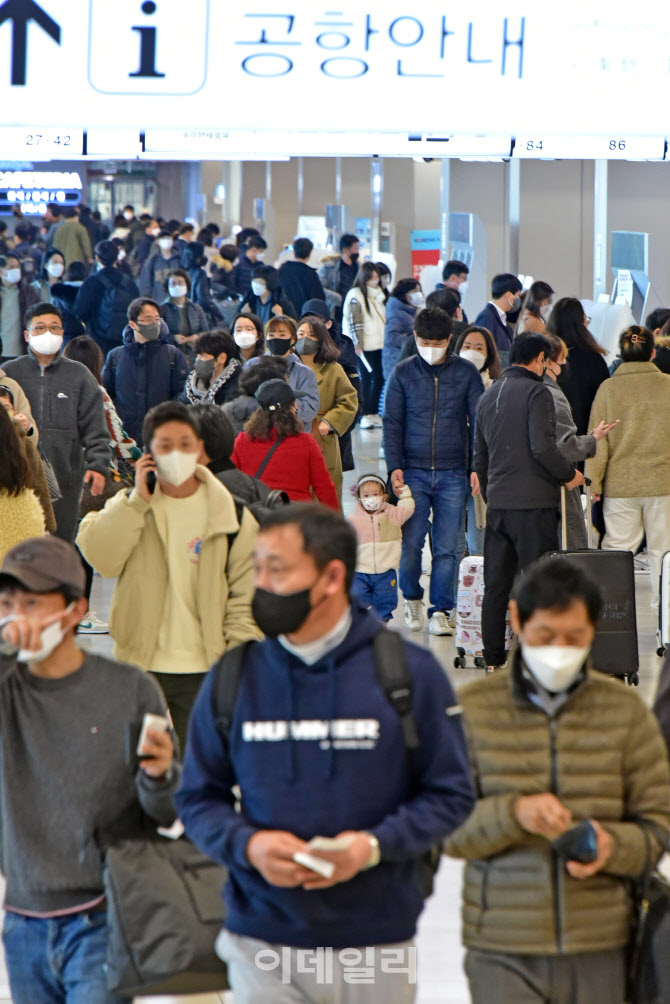 [포토]징검다리 앞두고 여행객들로 북적이는 김포공항