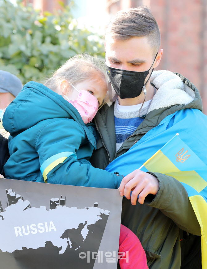 "푸틴은 히틀러" 아이 손 잡고 거리로 나선 우크라인들