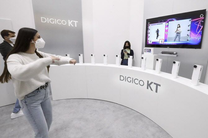 [MWC 22]KT, AI가 춤 실력 알려주는 ‘리얼 댄스’ 공개..상반기 상용화