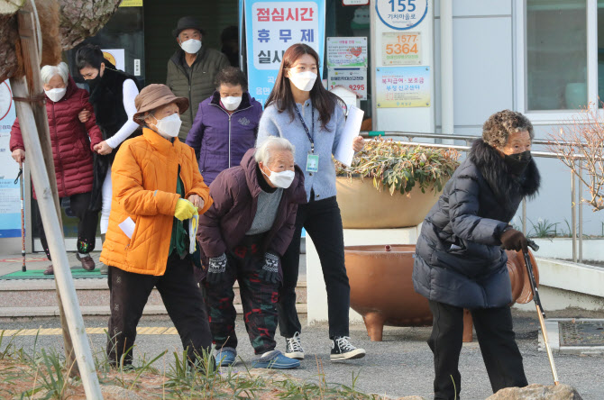 "고령화 가속화…장기요양보험 등급 판정때 이용가능 자원 연계해야"