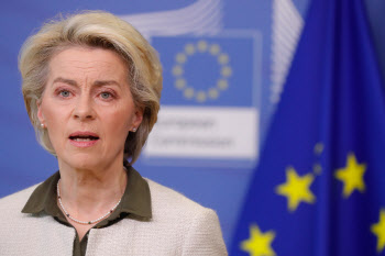 EU 행정부 수장 “우크라, EU 일부 되길 바란다”…우크라는?(상보)