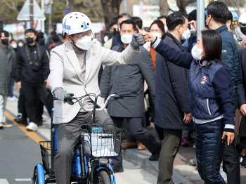 자전거 타고 경주 온 이재명, `정치개혁안` "安 꿈, 沈 소망사항"