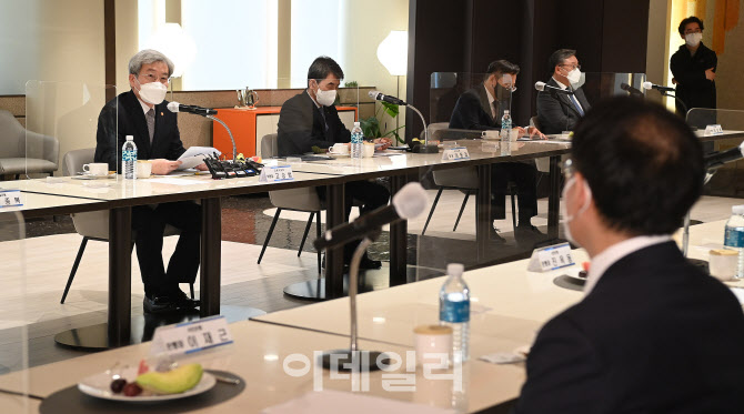 [포토]은행장들 만나 모두발언하는 고승범 금융위원장