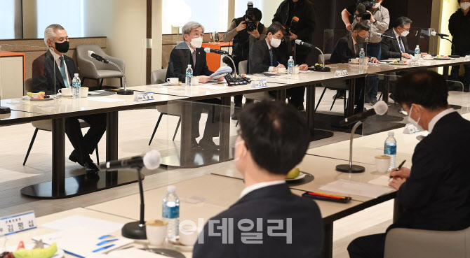[포토]소상공인 대출 만기 관련 간담회 갖는 금융위원장-시중은행장