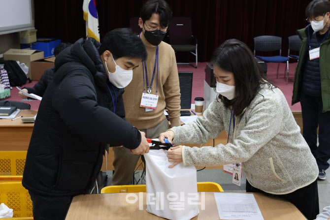 [포토]대통령선거 재외투표 봉인지 해제