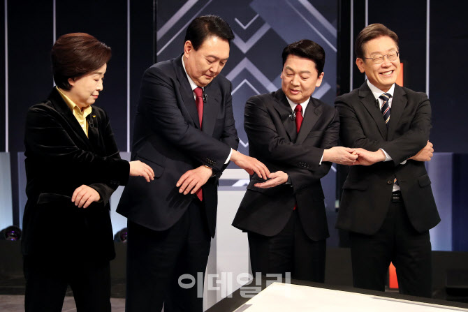 [포토]대선 D-7 마지막 TV 토론회 앞두고 기념촬영하는 후보들