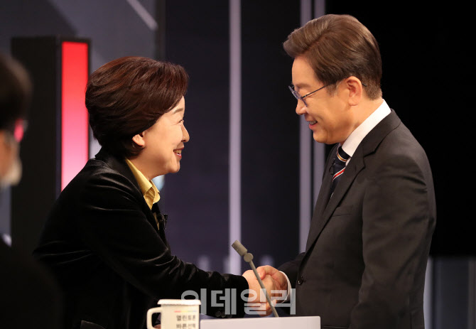 [포토]인사 나누는 이재명-심상정