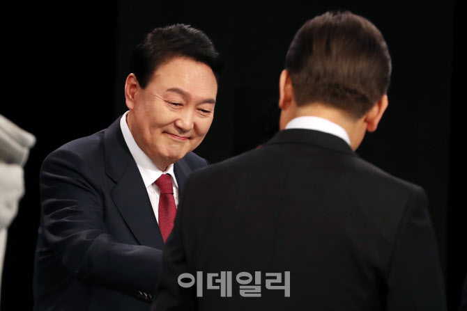 [포토]인사 나누는 이재명-윤석열