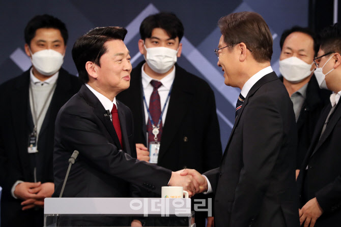 [포토]마지막 TV 토론 앞둔 이재명-안철수