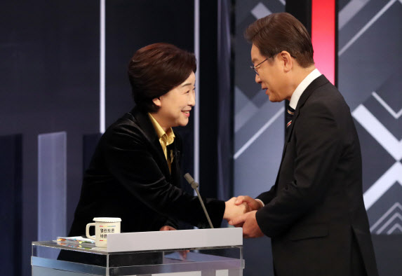 재원 조달 증세로 공방…이재명 "증세 없다"vs 심상정 "퍼주기"