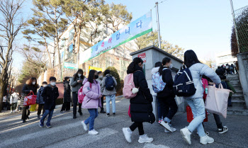 교사들 확진 대비…교육부 기간제교사 연령제한 폐지