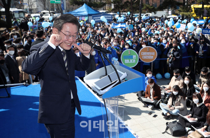 [포토]유권자들에게 인사하는 이재명 후보