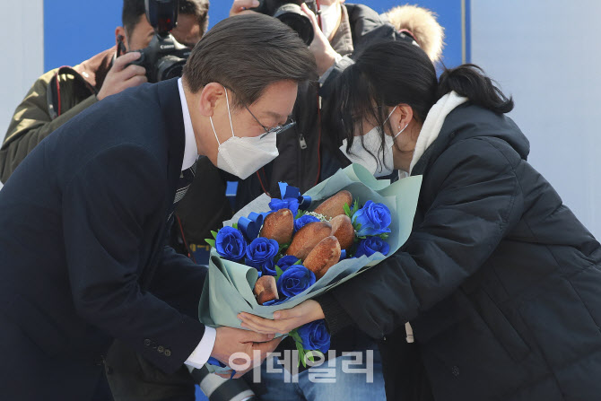 [포토]세계여성의 날을 의미하는 빵과 장미 받는 이재명