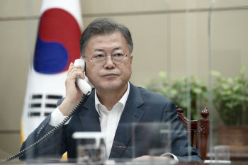 문 대통령 “우크라 지지”… 젤렌스키 “한국, 놀라운 국가”