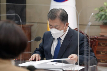 사전투표 첫날, 문 대통령 “오미크론은 지나가겠지만 민주주의 영원"
