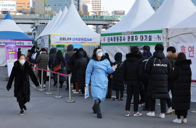 서울 신규 확진자 6만명 육박…거침없는 확산세에 병상 부족 현실화 우려도