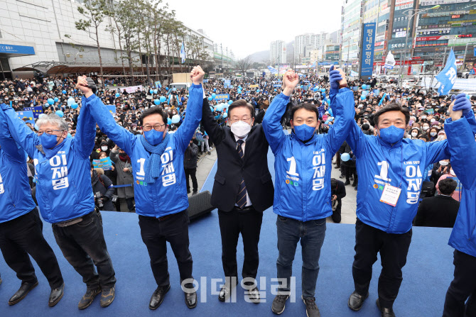 [포토]이재명 민주당 대선 후보, 경기도 지역구 의원들과 기념촬영