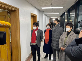 사전투표 혼란에…국민의힘 "이겨놓고 따지자"