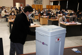 선관위 "확진자 본투표, 일반 유권자와 같은 방법으로 투표"