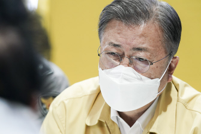 문 대통령 “산불 이재민 주거·금융·영농 지원 신속 집행” 지시