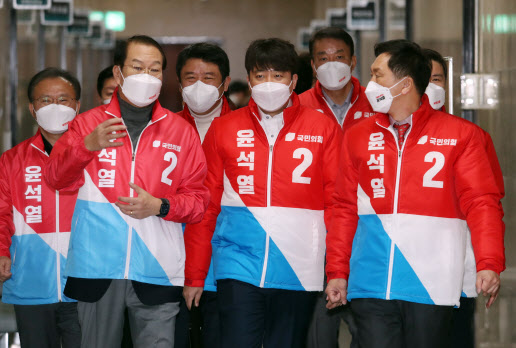 정권교체 열기 확산 국힘 “지지율 격차 벌어져”