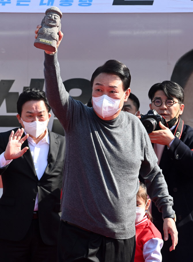 우여곡절 끝 제주 간 윤석열, "민주당이 날 탄핵한다고…"