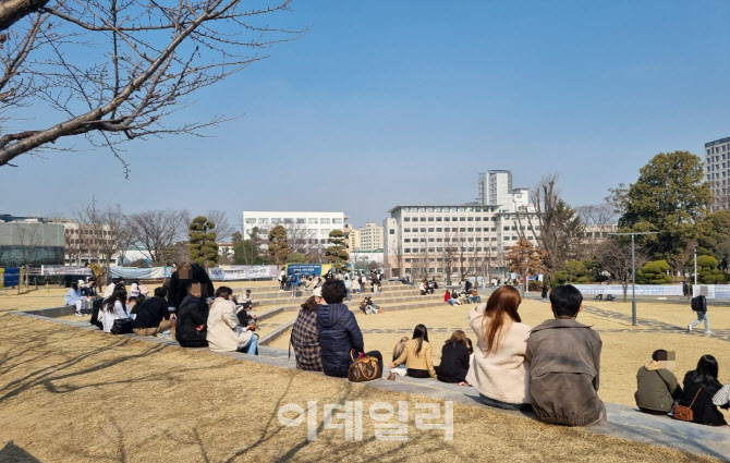 본격 대면 강의에 기대감…개강에 미소짓는 '대학가 상권'