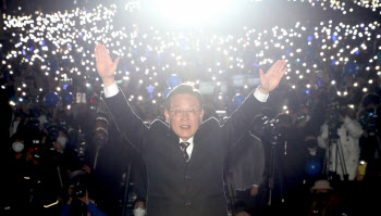 `어게인 촛불`…이재명 청계광장서 `민주정부 4기` 외쳤다