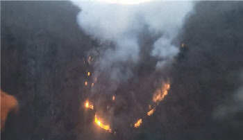 경기 수원·의왕 야간산불, 9시간 30분만에 큰 불길 잡혀