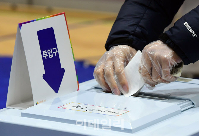 인천 남동구서 누런 투표용지 나와 개표 중지