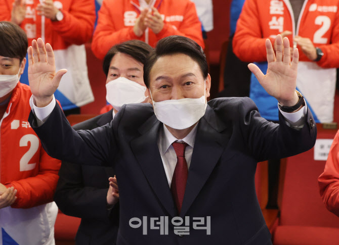 [포토]취재진 바라보는 윤석열 대통령 당선인