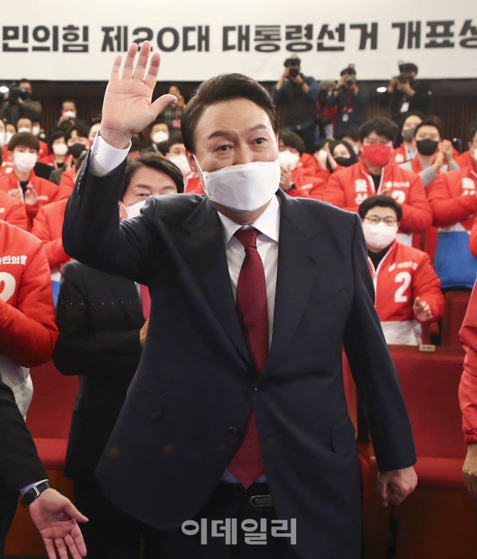 [포토]손 흔드는 윤석열 대통령 당선인