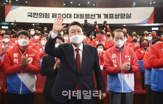 [포토]지도부 축하받으며 손 흔드는 윤석열 대통령 당선인