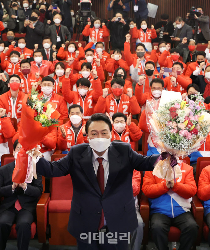 [포토]꽃다발 든 윤석열 당선인