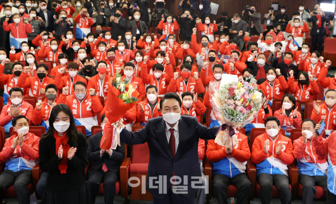 [포토]박수받으며 꽃다발 든 윤석열 당선인
