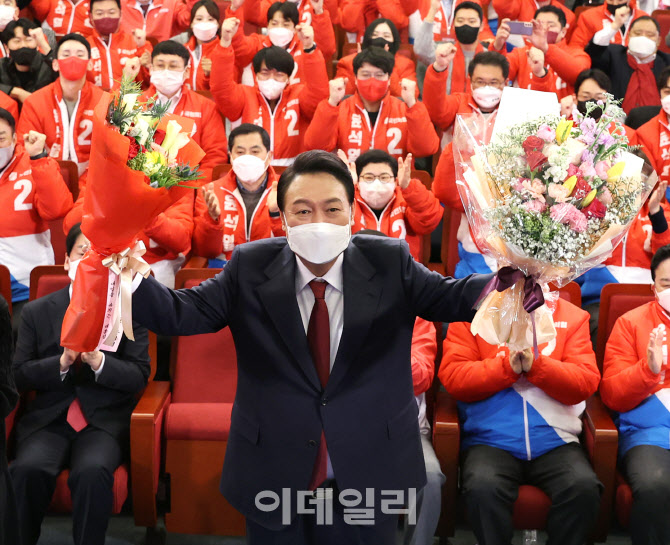 [포토]박수받으며 꽃다발 든 윤석열 대통령 당선인