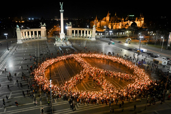 [포토] '우크라에 평화를'…촛불 들고 반전시위 하는 헝가리인들
