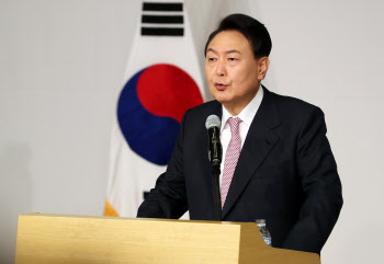 靑 비서실장 만난 윤석열 "장제원 비서실장과 소통하시라"